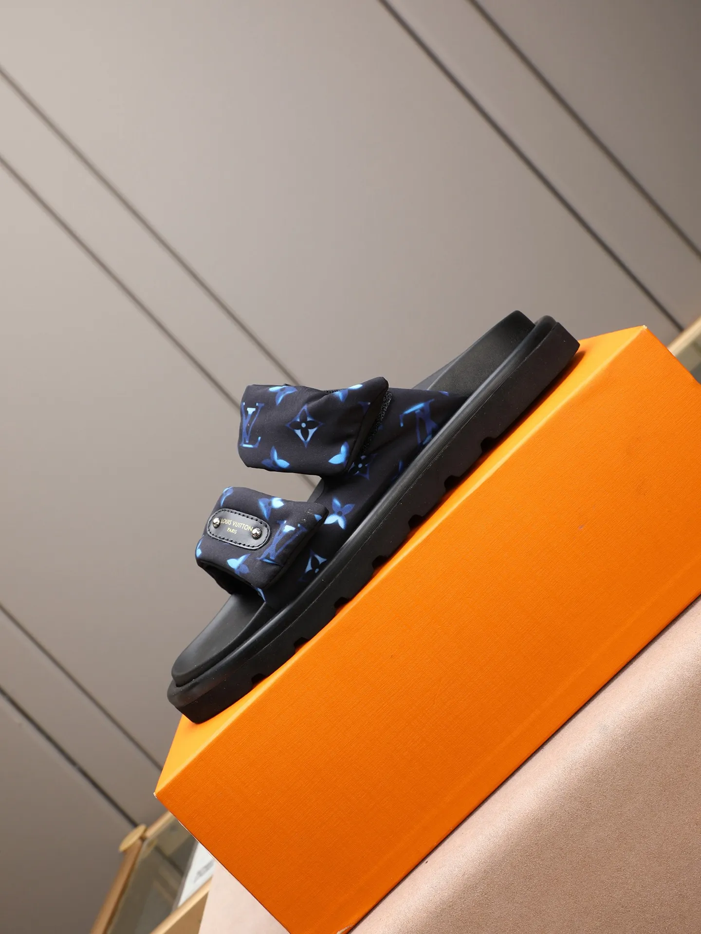 PP360 [LOUIS VUITTON] Louis Vuitton, LV printing, men's and women's slippers are on the market. The drawer box packaging comes with a cloth bag and a card. The upper pattern looks very soft and waxy, and it is a super versatile leg slimming tool. Fabric: imported denim/canvas/old fabric, LV hardware LOGO, official website pattern printing, comfortable to wear, feet: high-elastic PU water table. Sole: foam sole, heel height: about 5cm. Code number: 35-46, 35, 45, 46 are custom-made and non-returnable. Color: multiple colors and styles available.